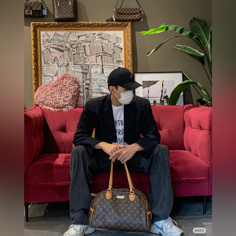 Louis Vuitton Montorgueil GM Monogram Shoulder Bag - Picture 3 of 16